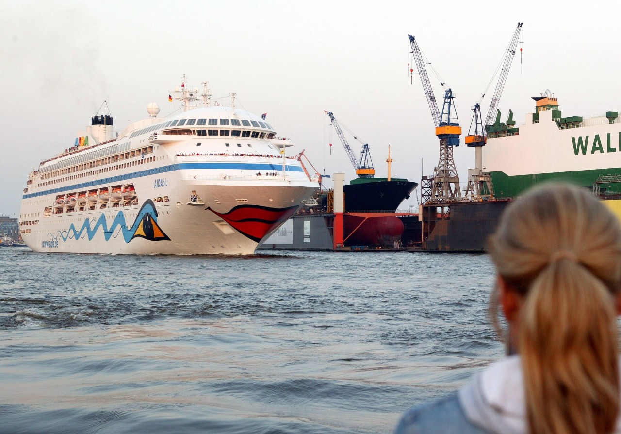 Am Hamburger Hafen steht eine Frau am An- und Ableger. Sie ist bei jedem Schiff der Aida am Hafen dabei und hat dafür einen Grund. (Symbolbild)