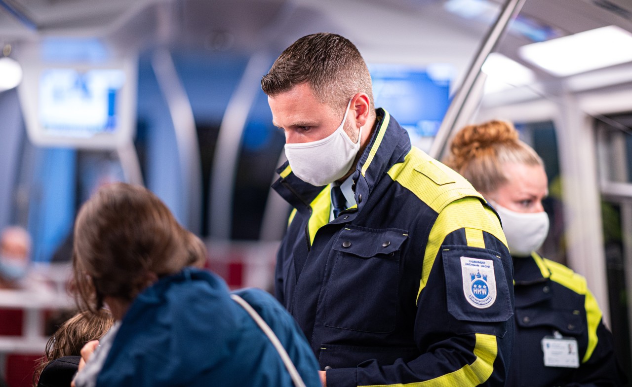 Die Maskenpflicht soll in Bus und Bahn bald verschärft werden.