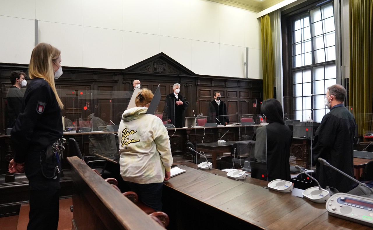 Die 44-jährige steht derzeit vor Gericht in Hamburg. Reglos hört sie der Anklageverlesung zu und reagiert zunächst kaum.