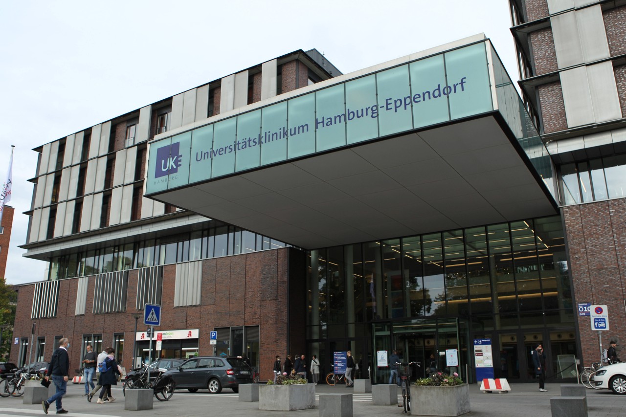 Der Haupteingang zum Universitätsklinikum in Hamburg-Eppendorf.