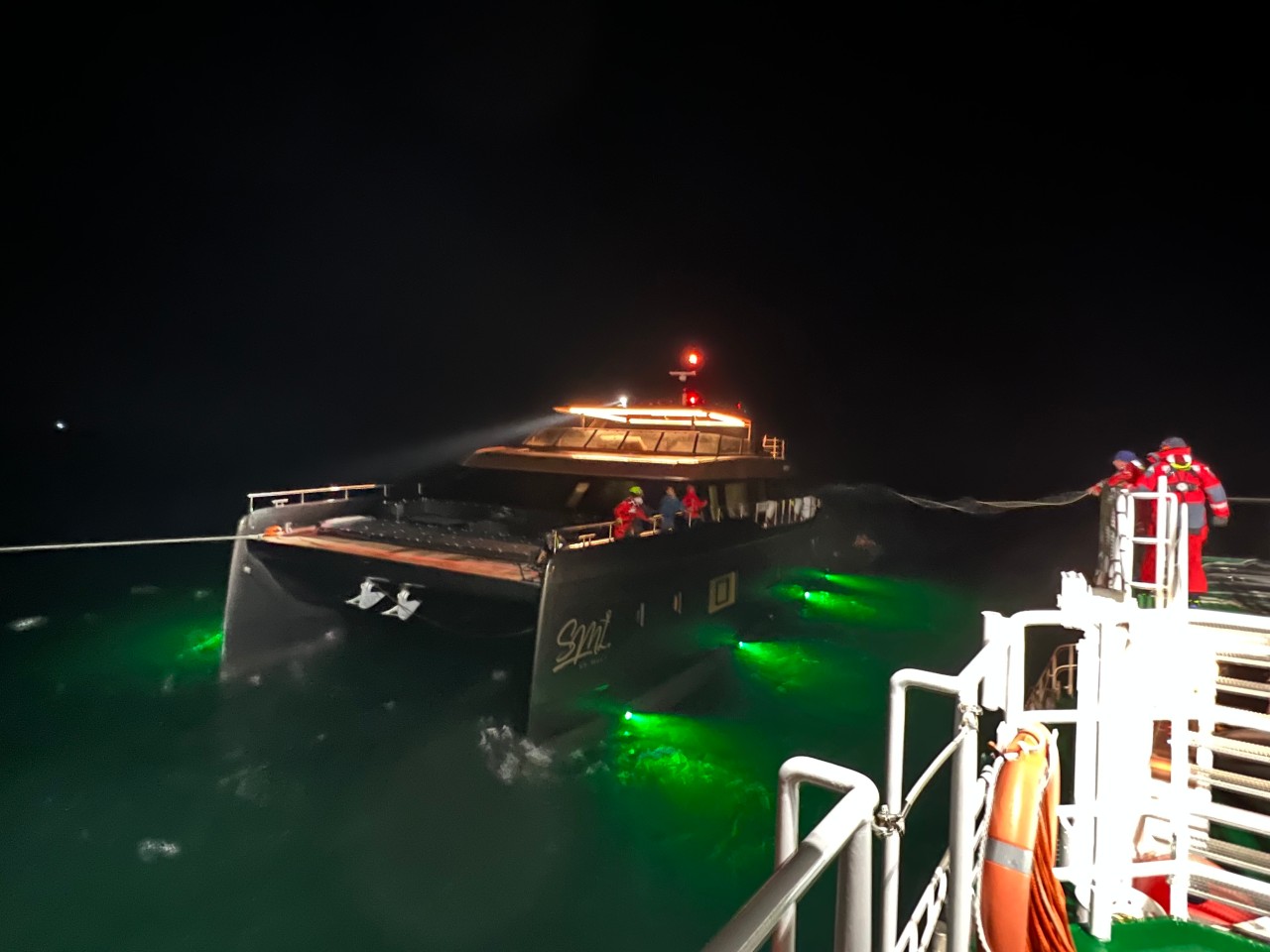 Seenotretter bergen einen festgefahrenen großen Katamaran vor Rügen auf der Ostsee.