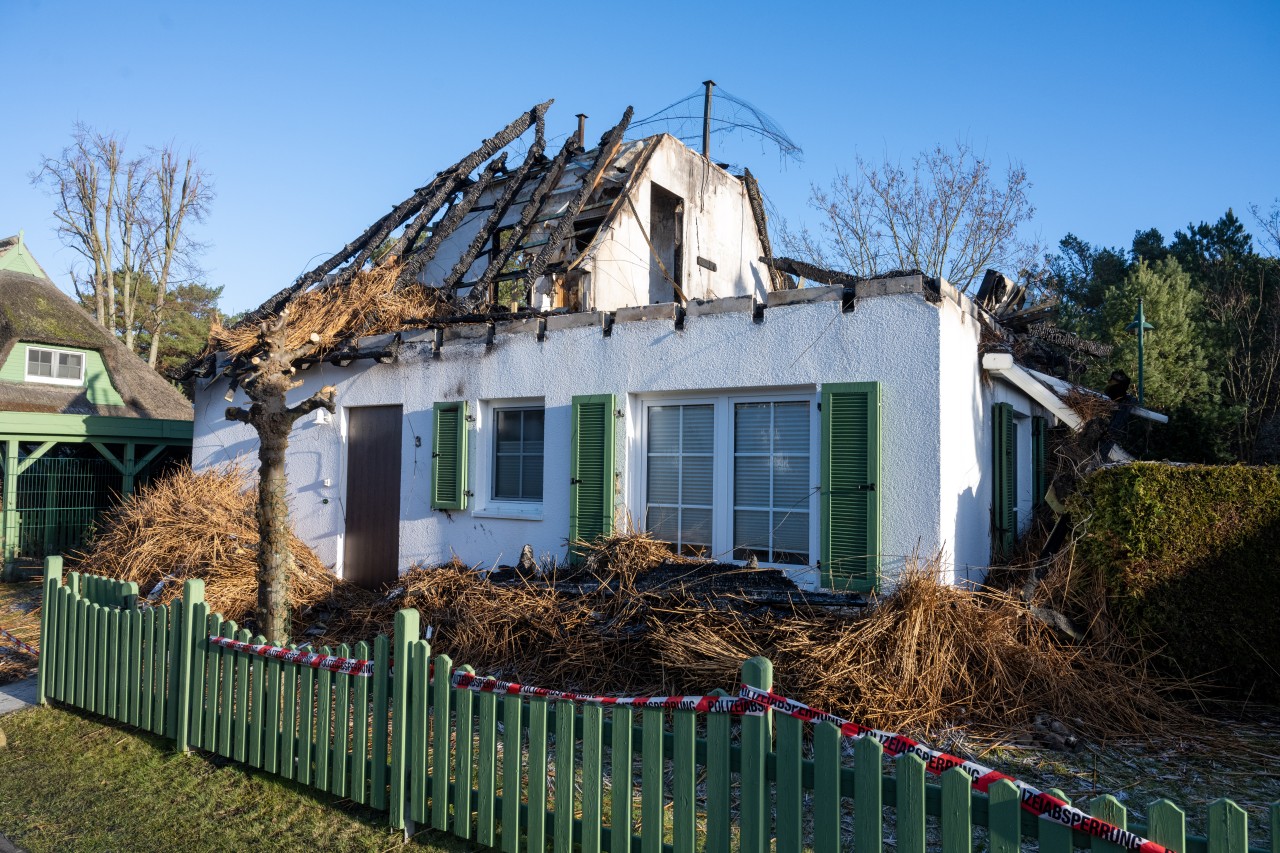 Die Reste des ausgebrannten Ferienhaus stehen in Karlshagen auf der Insel Usedom.