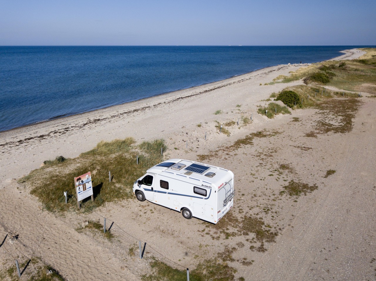 Der Umgang mit Stell- und Parkplätzen ist offenbar ein großes Streitthema auf Fehmarn. (Symbolbild) 