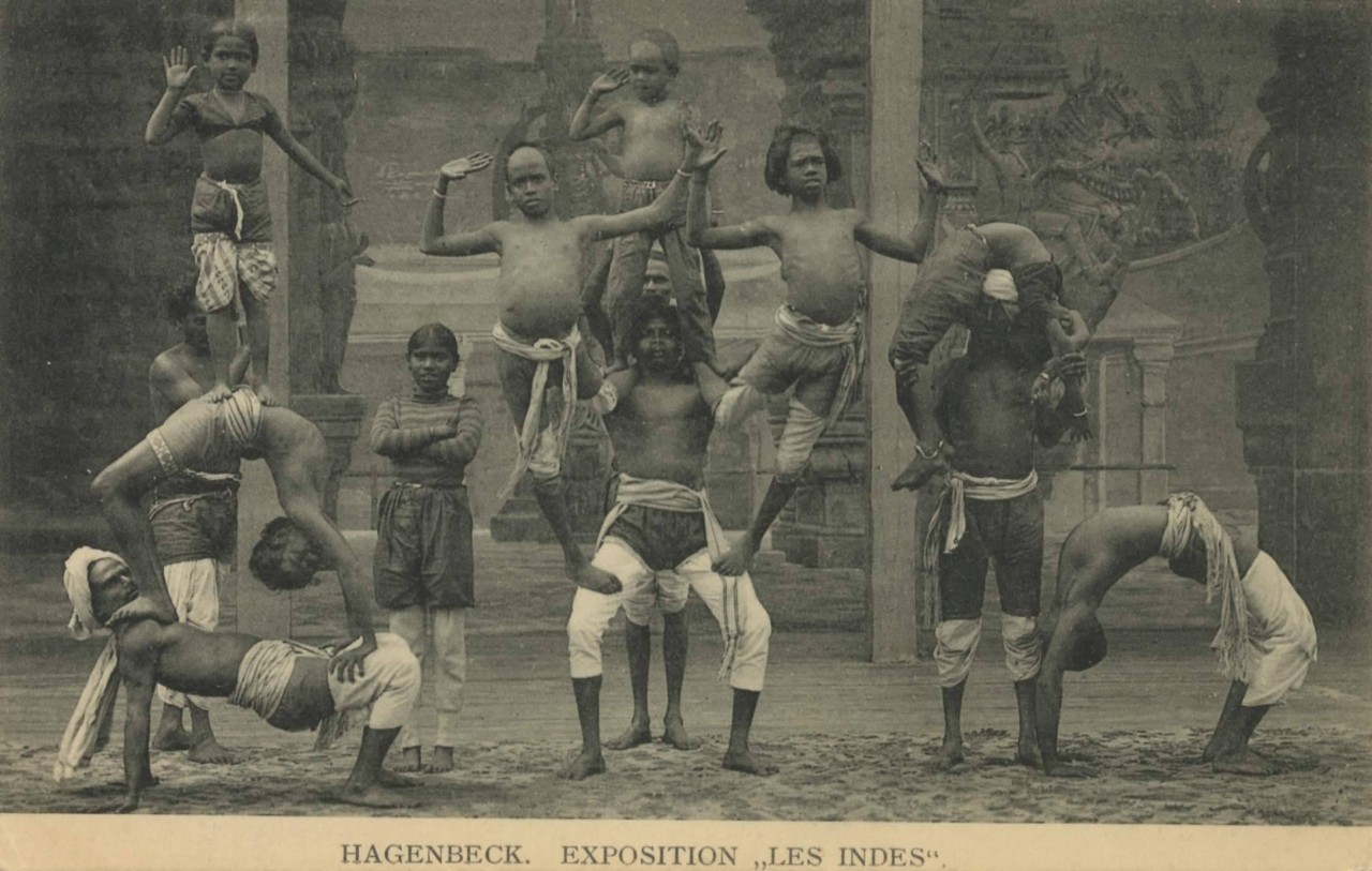 Eine akrobatische Vorführung bei einer „Völkerschau“ in Hagenbecks Tierpark in Hamburg um 1900. Eine akrobatische Vorführung bei einer „Völkerschau“ in Hagenbecks Tierpark in Hamburg um 1900.