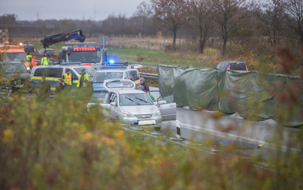 Polizei und Rettungskräfte an der Unfallstelle auf der A7.
