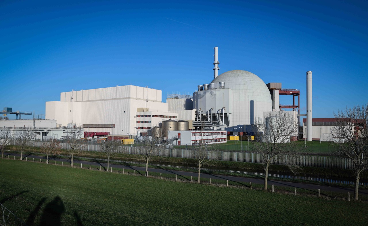 Blick auf das Atomkraftwerk Brokdorf am Elbdeich.