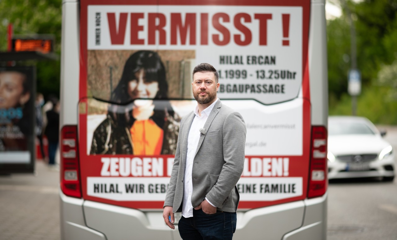Im vergangenen Jahr war die Bonussumme für Hinweise, die zur Auflösung des Falles sorgen, erhöht worden. Zudem wurden Busse in Hamburg mit einer Fahndungsmeldung bedruckt.