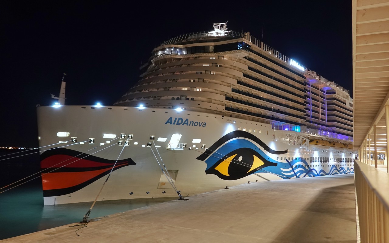 Das Kreuzfahrtschiff „Aida Nova“ liegt am Silvesterabend im Kreuzfahrtterminal der portugiesischen Hauptstadt.