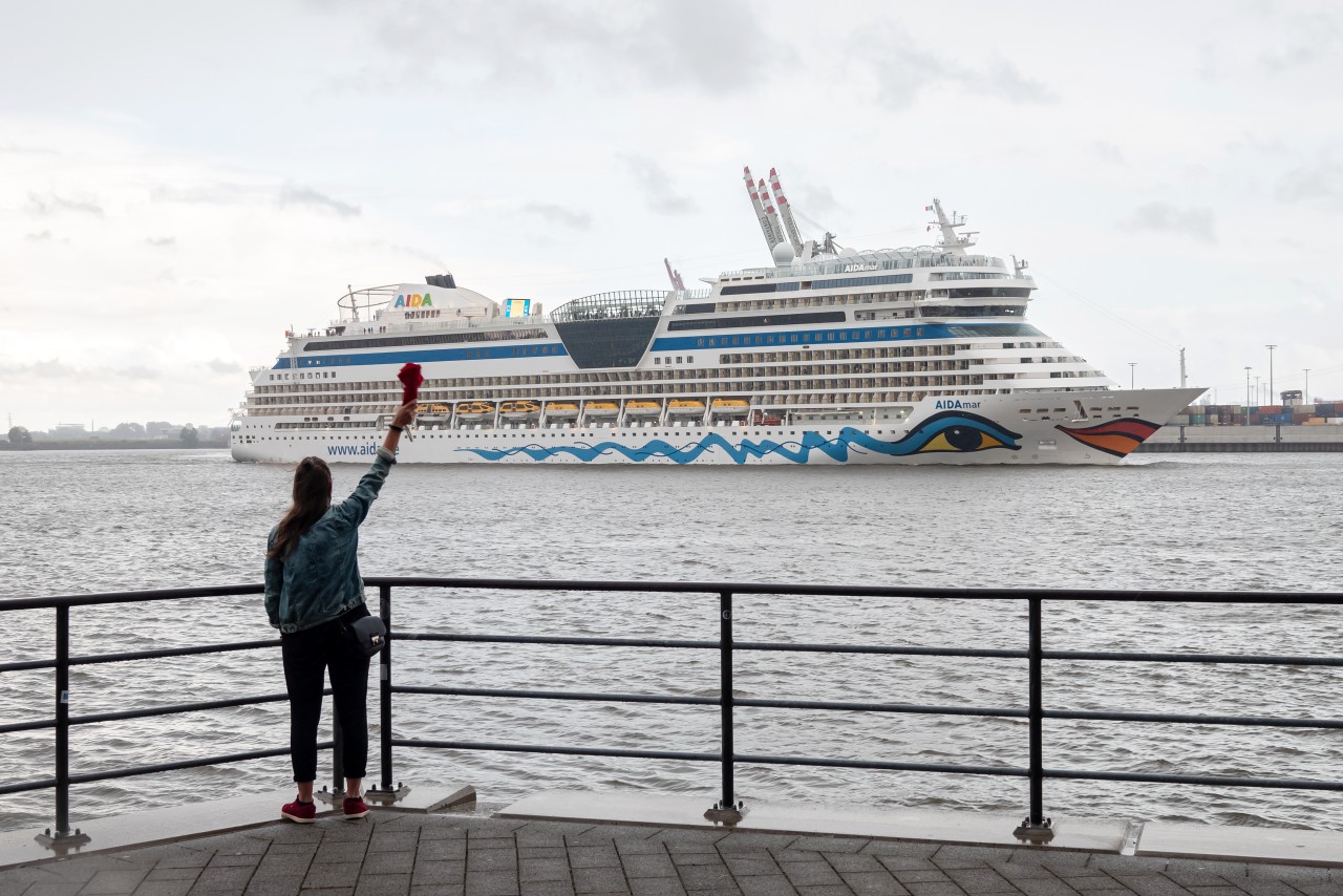 Ein Aida-Schiff legt in Hamburg ab. 
