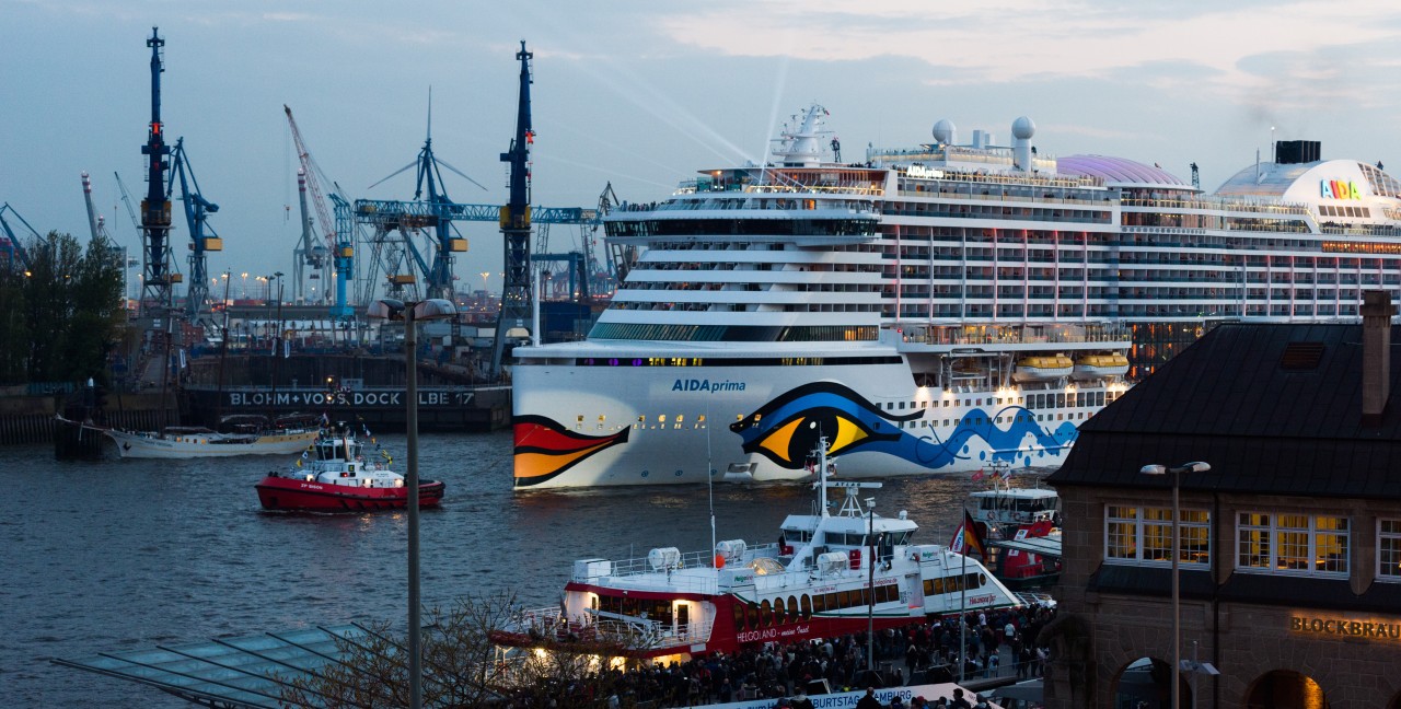 Das Kreuzfahrtschiff „Aida Prima“ auf der Elbe in Hamburg. Schon bald wird sie dort erneut eintreffen. 