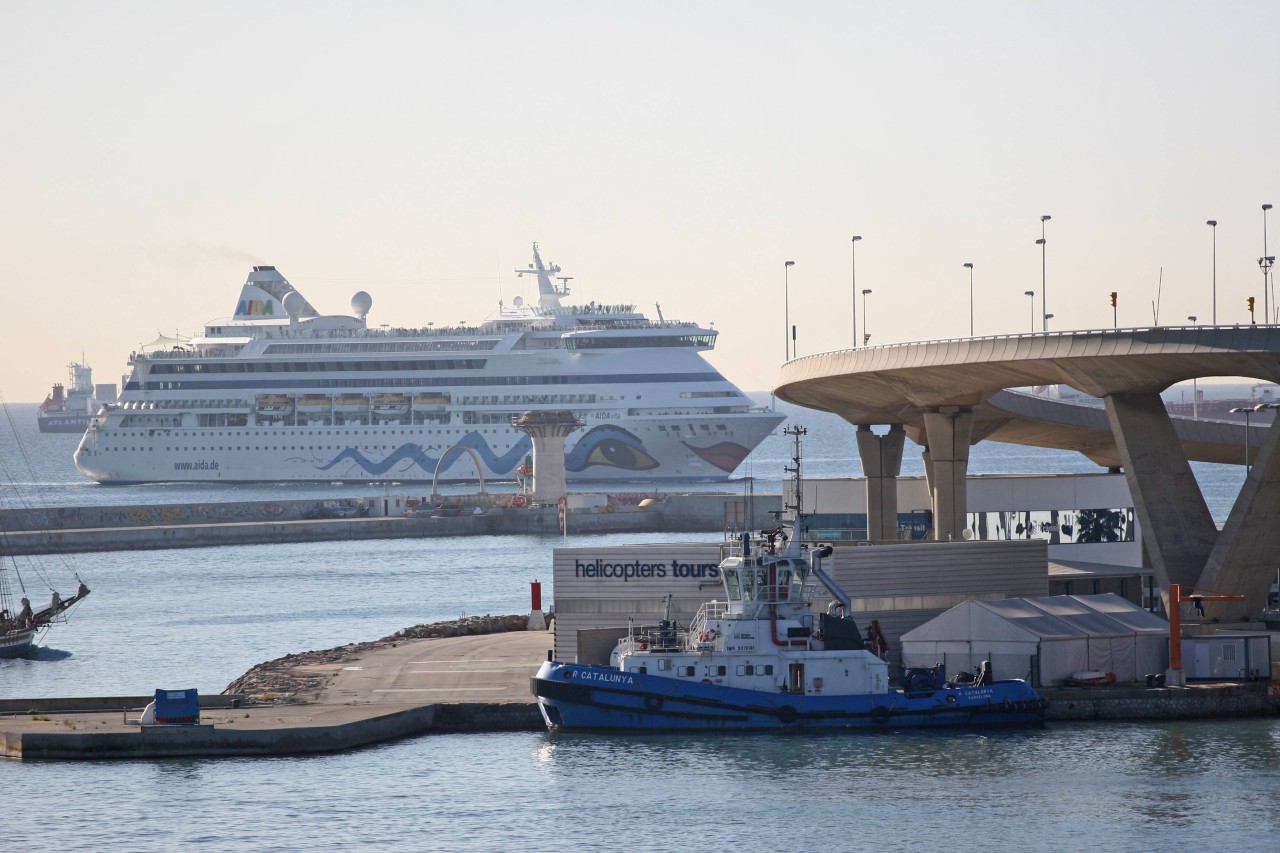 Ein Aida-Kreuzfahrtschiff vor Barcelona. 