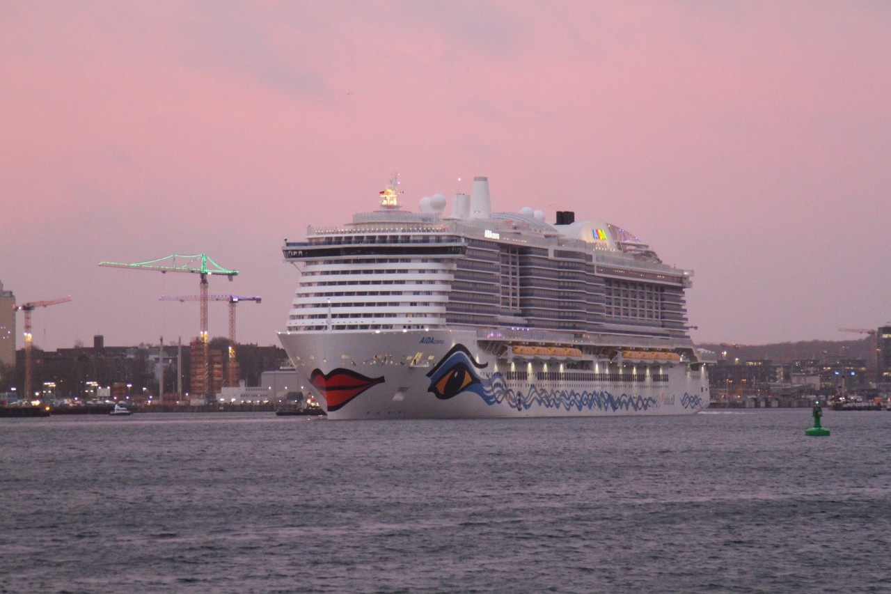 Die neue Aida Cosma am Hafen von Kiel. 