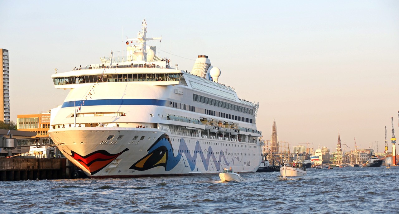 Die „Aida Aura“ bei einem Besuch in Hamburg an den Landungsbrücken.