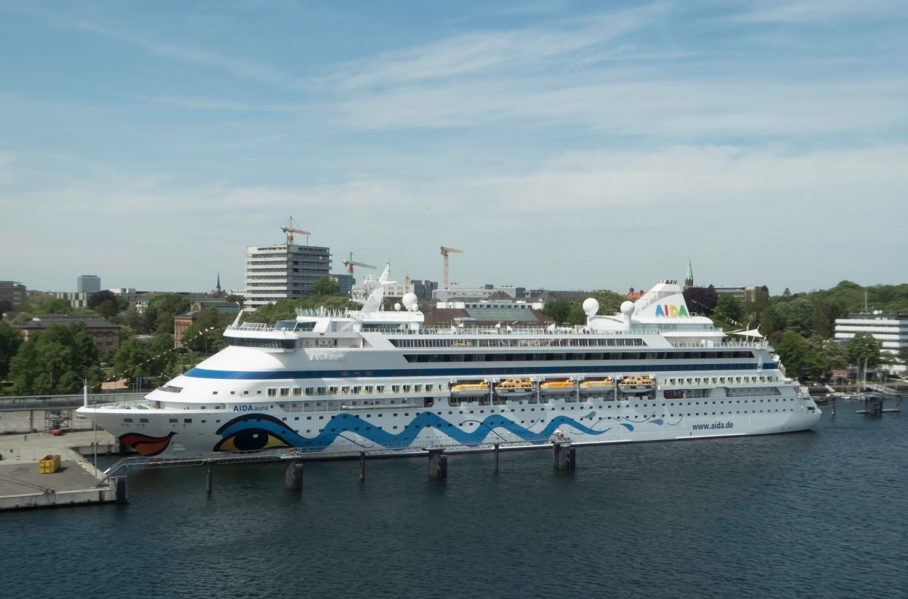 Die „Aida Cara“ liegt vor Kiel. 