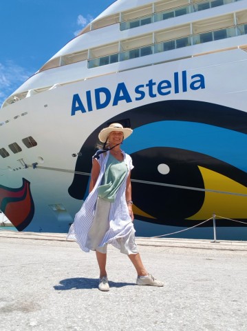 Astrid zu Stolberg vor der „Aida Stella“ in Cádiz, Spanien.