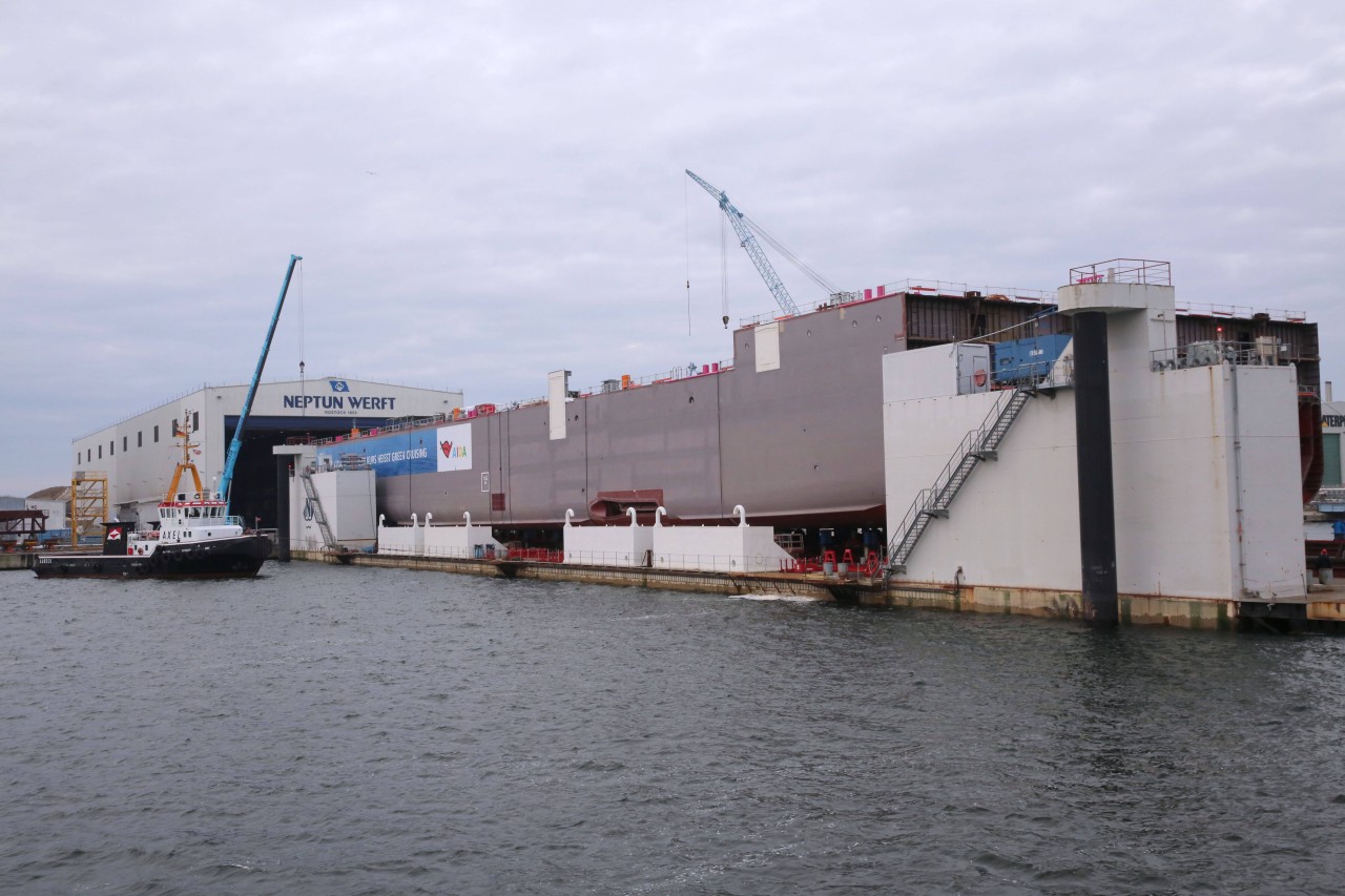 Blick auf die Neptun Werft in Warnemünde mit der Maschinensektion der Aida „Cosma“ im Mittelpunkt Anfang 2020. 