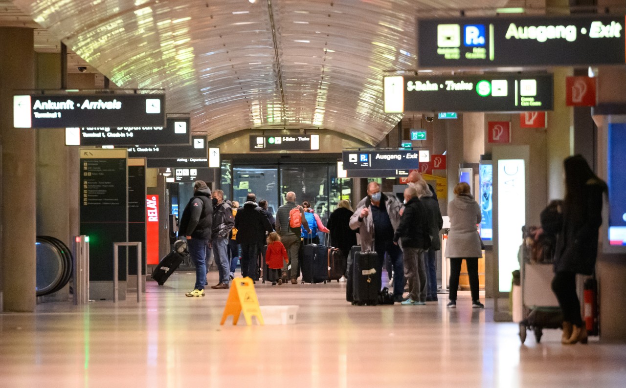 Aida-Reisende nach ihrer Ankunft mit zwei gecharteten Fliegern im Airport von Hamburg.