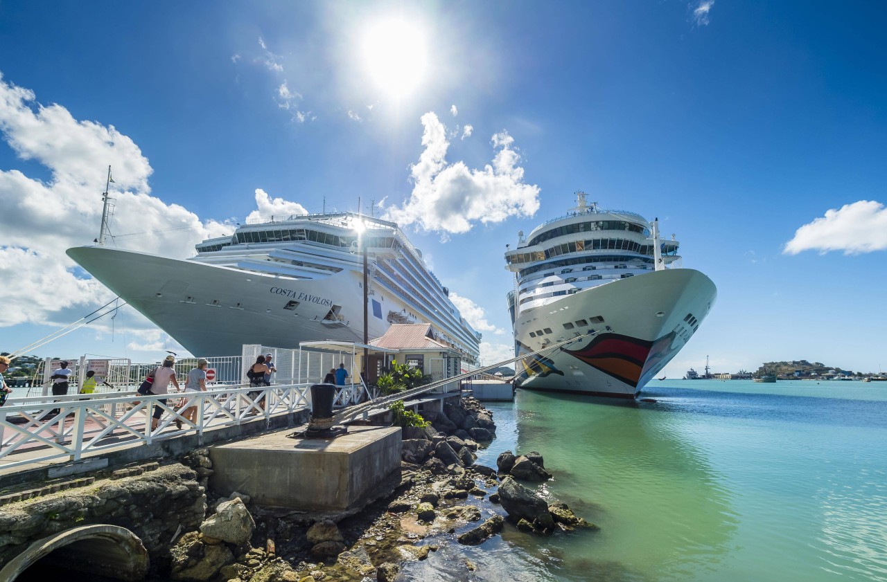 Ein Aida-Schiff, das während einer Karibik-Reise in Antigua anlegt.