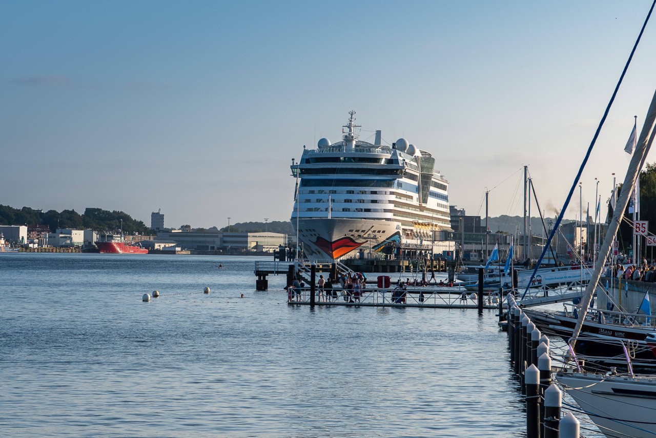 Ein Aida-Schiff liegt im Hafen von Kiel.