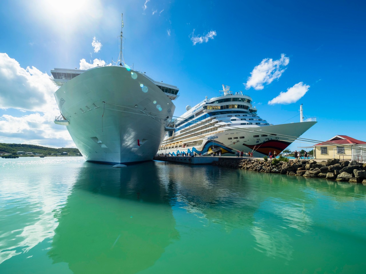 Ein Aida-Schiff im türkisblauen Karibik-Wasser.