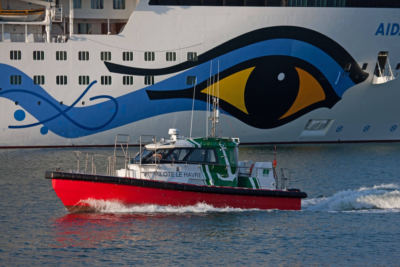 Statt mit dem Boot musste der Lotse per Hubschrauber auf die „Aida Prima“ gebracht werden (Symbolbild). 