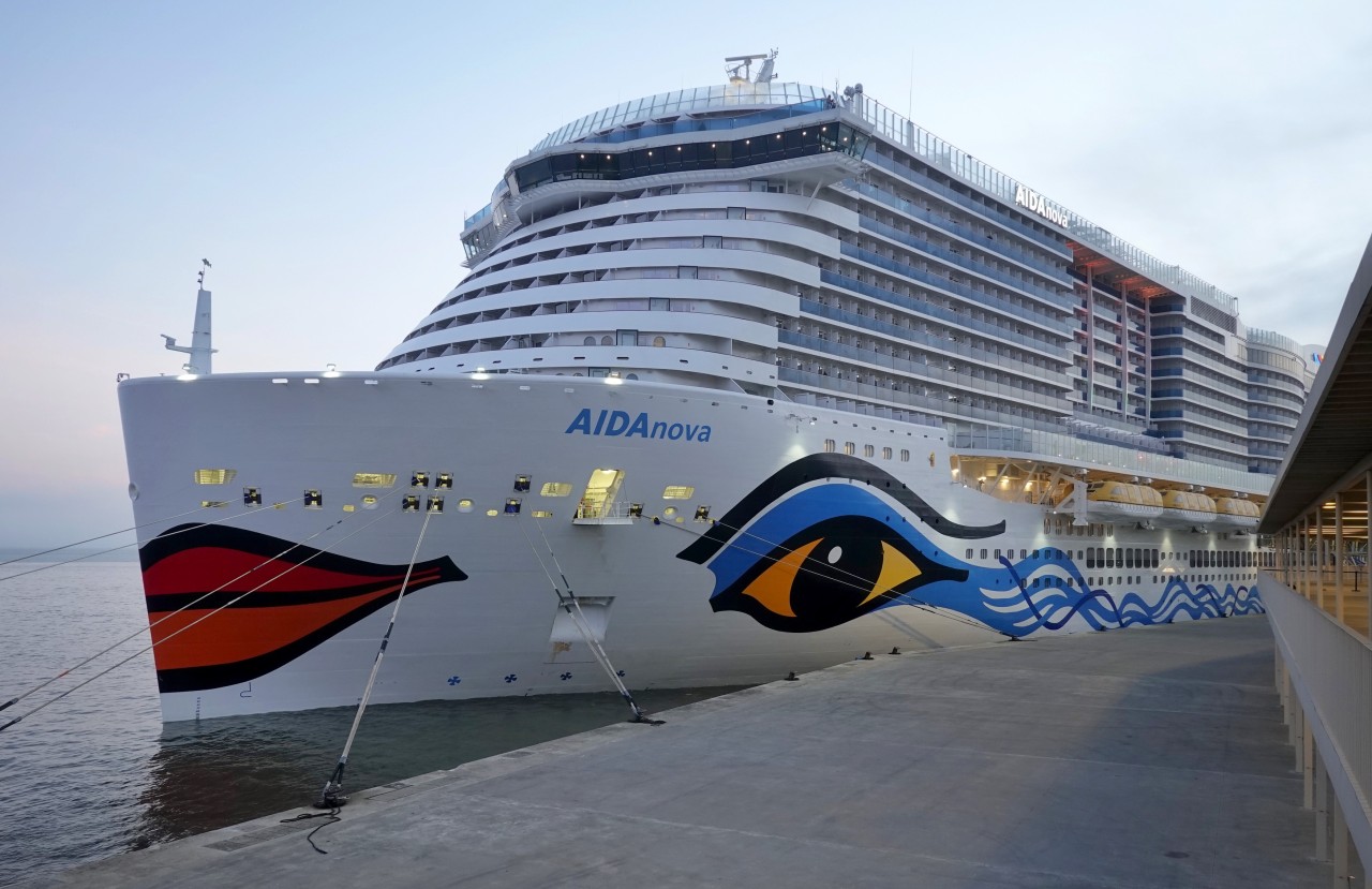 Das Kreuzfahrtschiff „Aida Nova“ im Kreuzfahrtterminal der portugiesischen Hauptstadt Lissabon. 