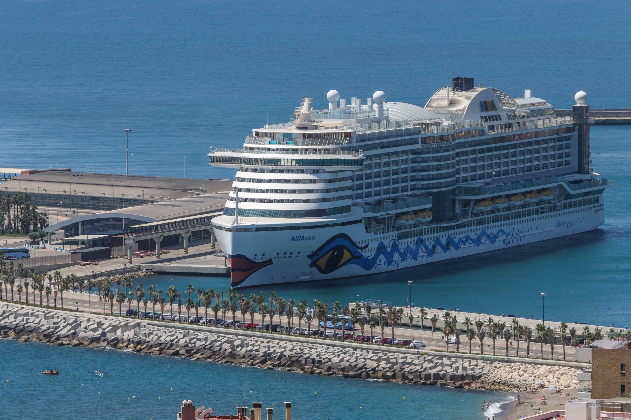 Die „Aida Perla“ am Hafen von Malaga