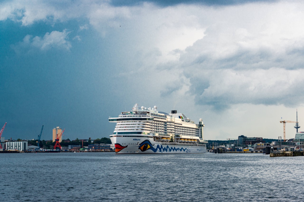 Die  „Aida Prima“ im Kieler Hafen.