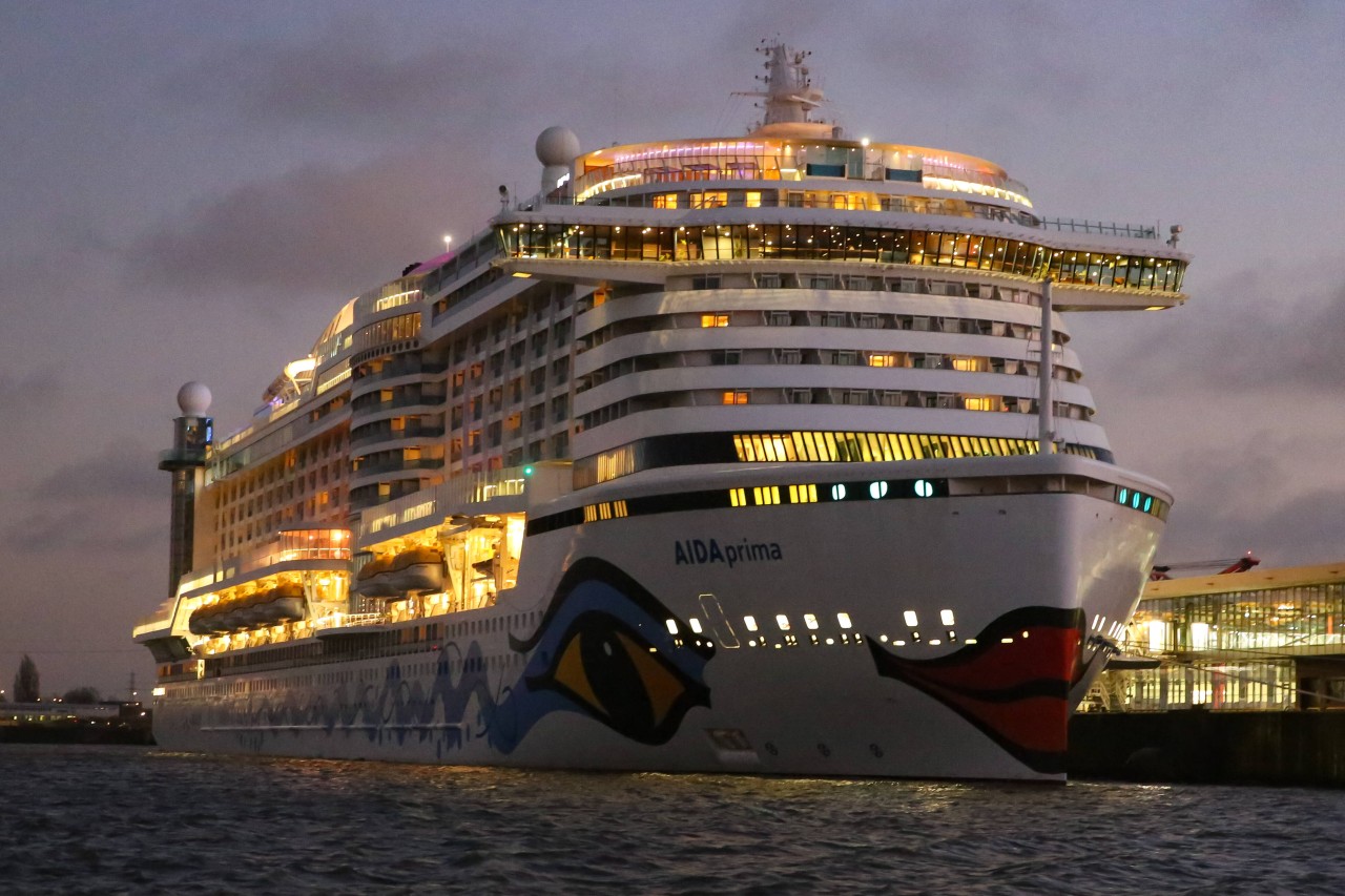 Die „Aida Prima“ im Hafen von Hamburg. 