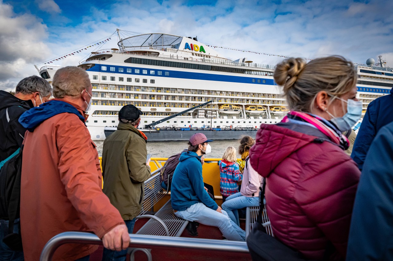 Hier wird die „Aida Sol“ im Hamburger Hafen bestaunt