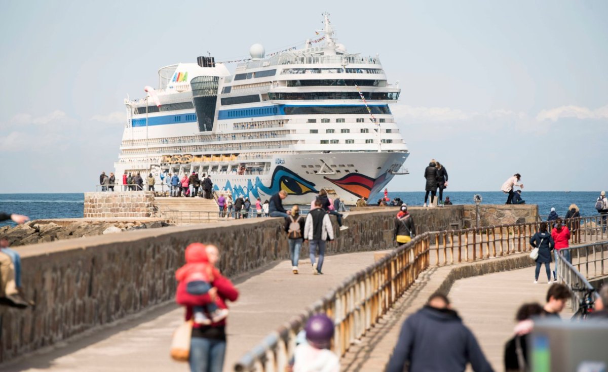 Aida Sol WarnemÃ¼nde Auslaufen.jpg