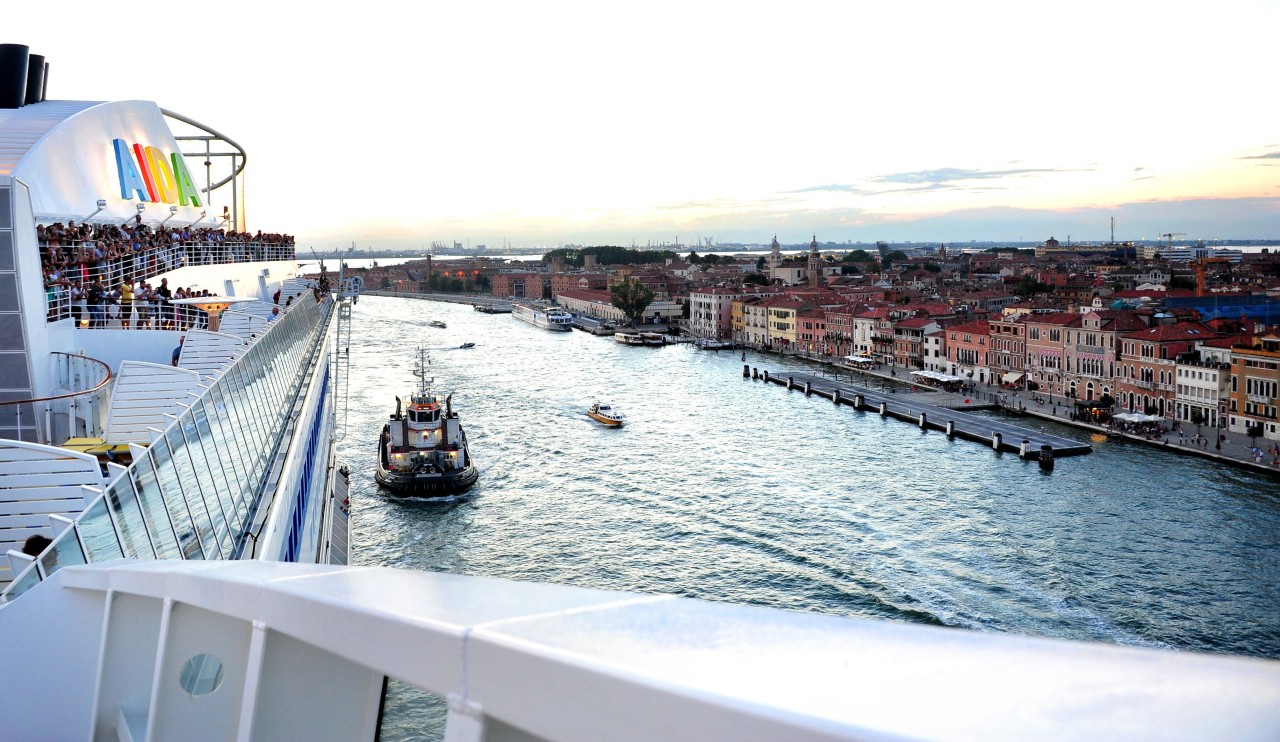 Auslaufen der „Aida Bella“ im Hafen von Venedig