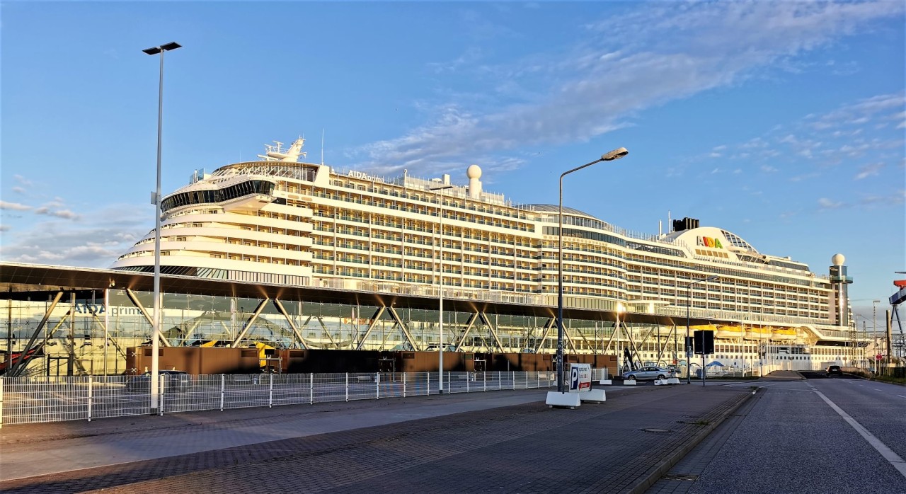 Die „Aida Prima“ im Hafen von Warnemünde.