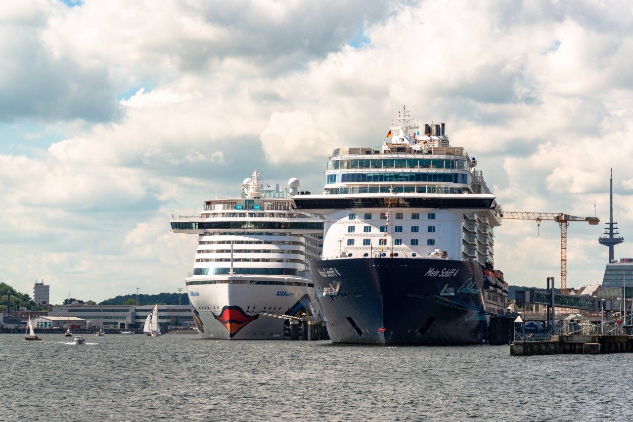 Die „Aida Prima“ und die „Mein Schiff 4“ am Ostseekai in Kiel.