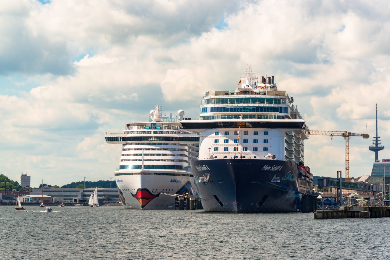 Die Aida und „Mein Schiff“ liegen gemeinsam in Kiel.