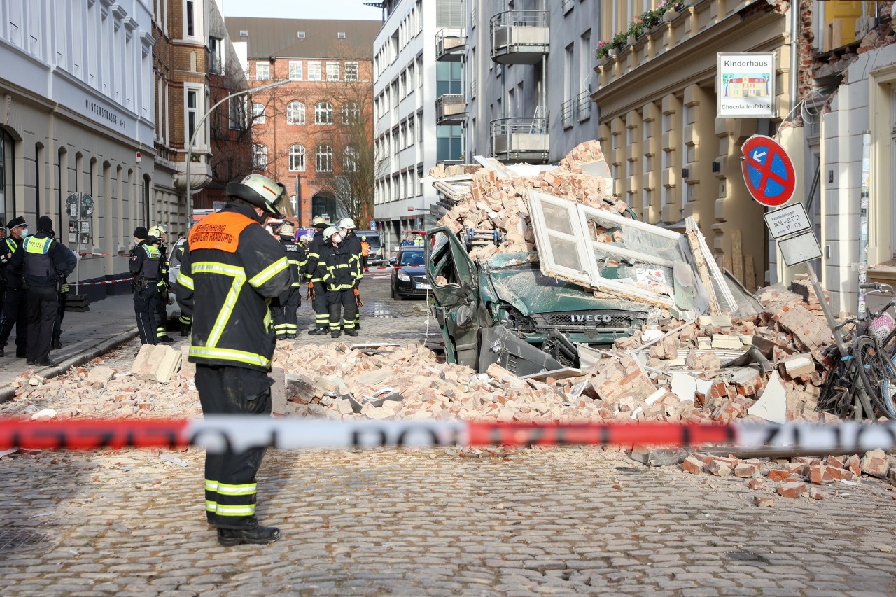 In Hamburg-Ottensen ist die Fassade eines Wohnhauses fast komplett eingestürzt.