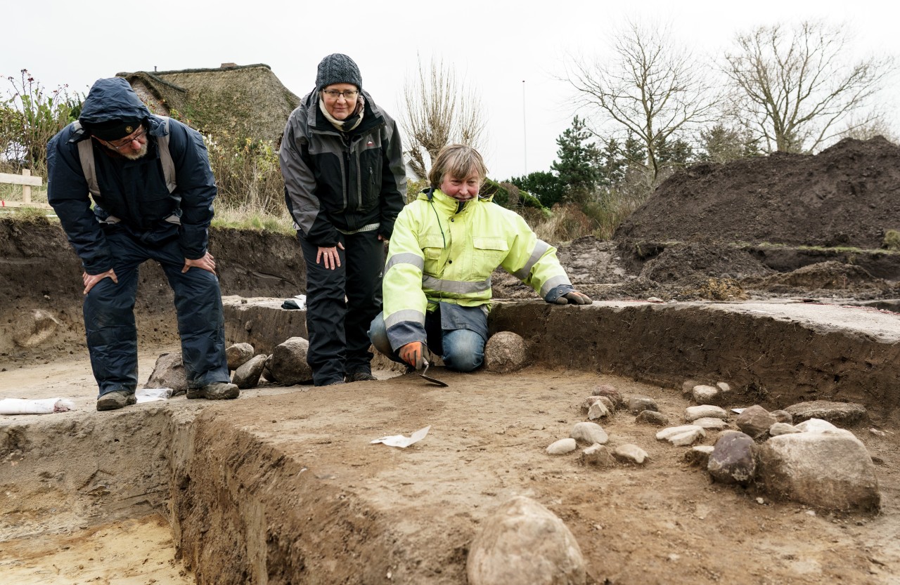 Archäologen arbeiten an einer Fundstelle bei einer Ausgrabung in Archsum auf der Insel Sylt.