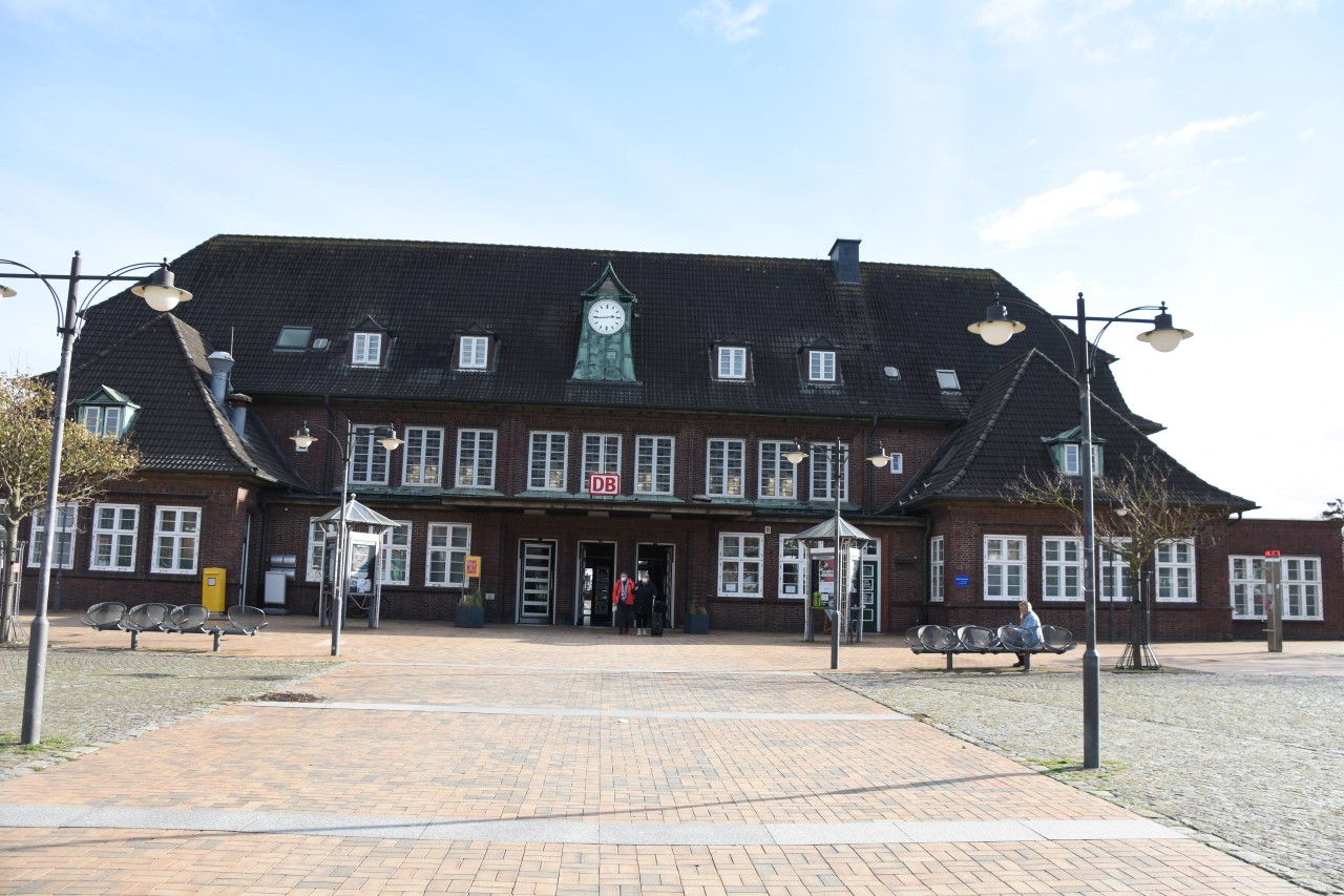 Wenige Meter vom Schandfleck auf Sylt entfernt liegt der Bahnhof in Westerland. 