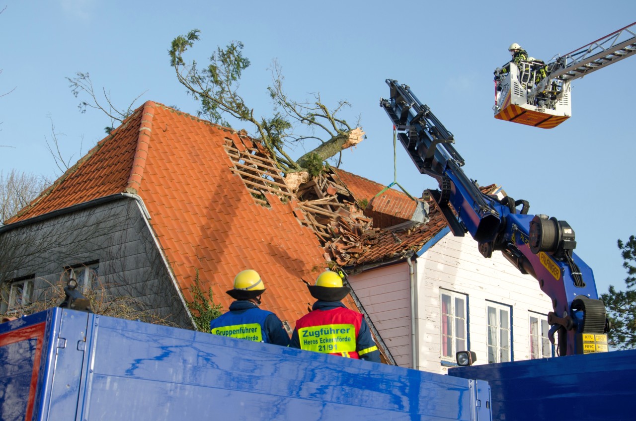 Das Dach des Hauses ist vollkommen zerstört, bewohnbar sei das laut Feuerwehr Haus aber noch immer.