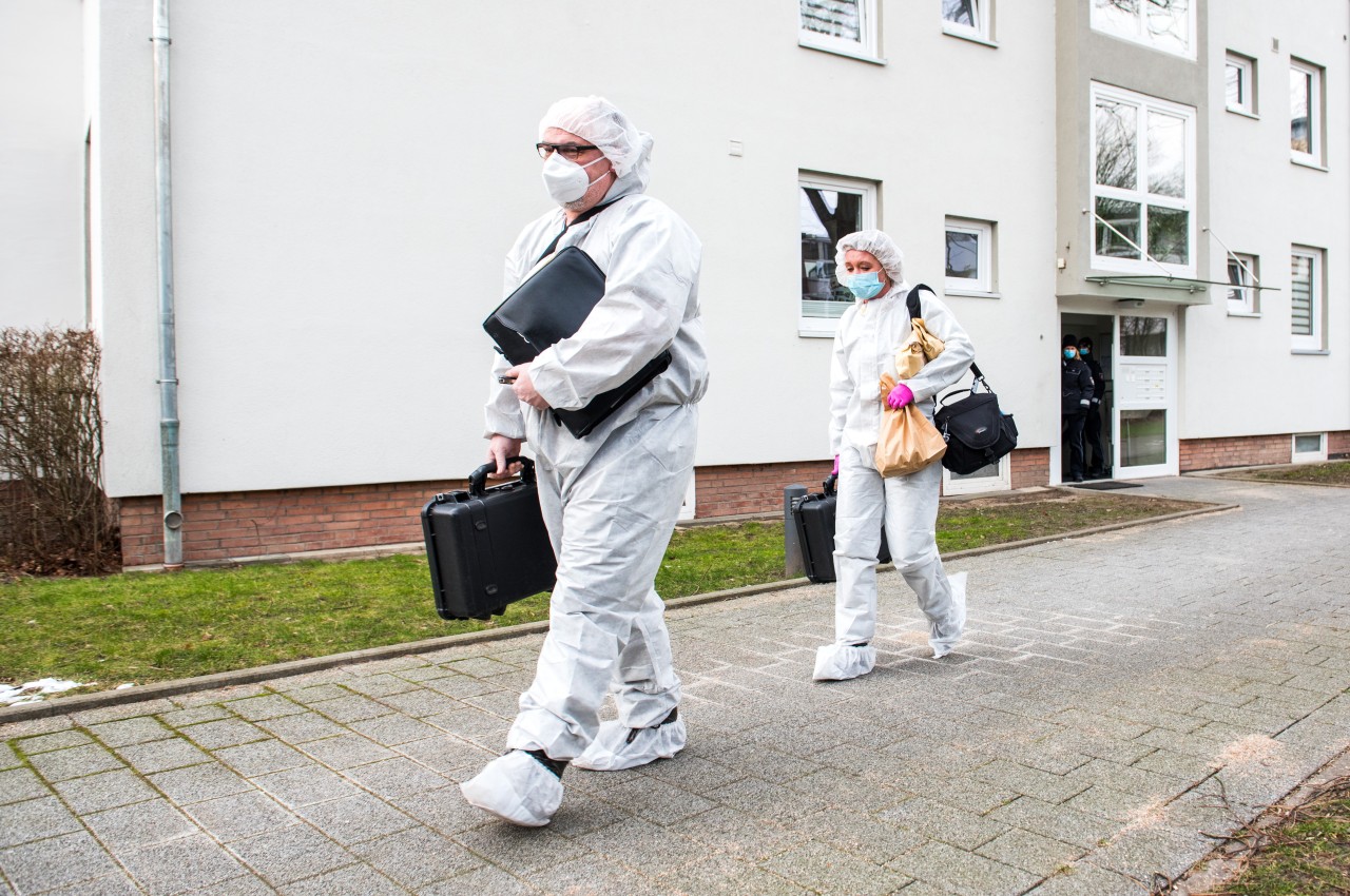 Ermittler der Spurensicherung kommen in Bramfeld aus der Wohnung des Mannes.