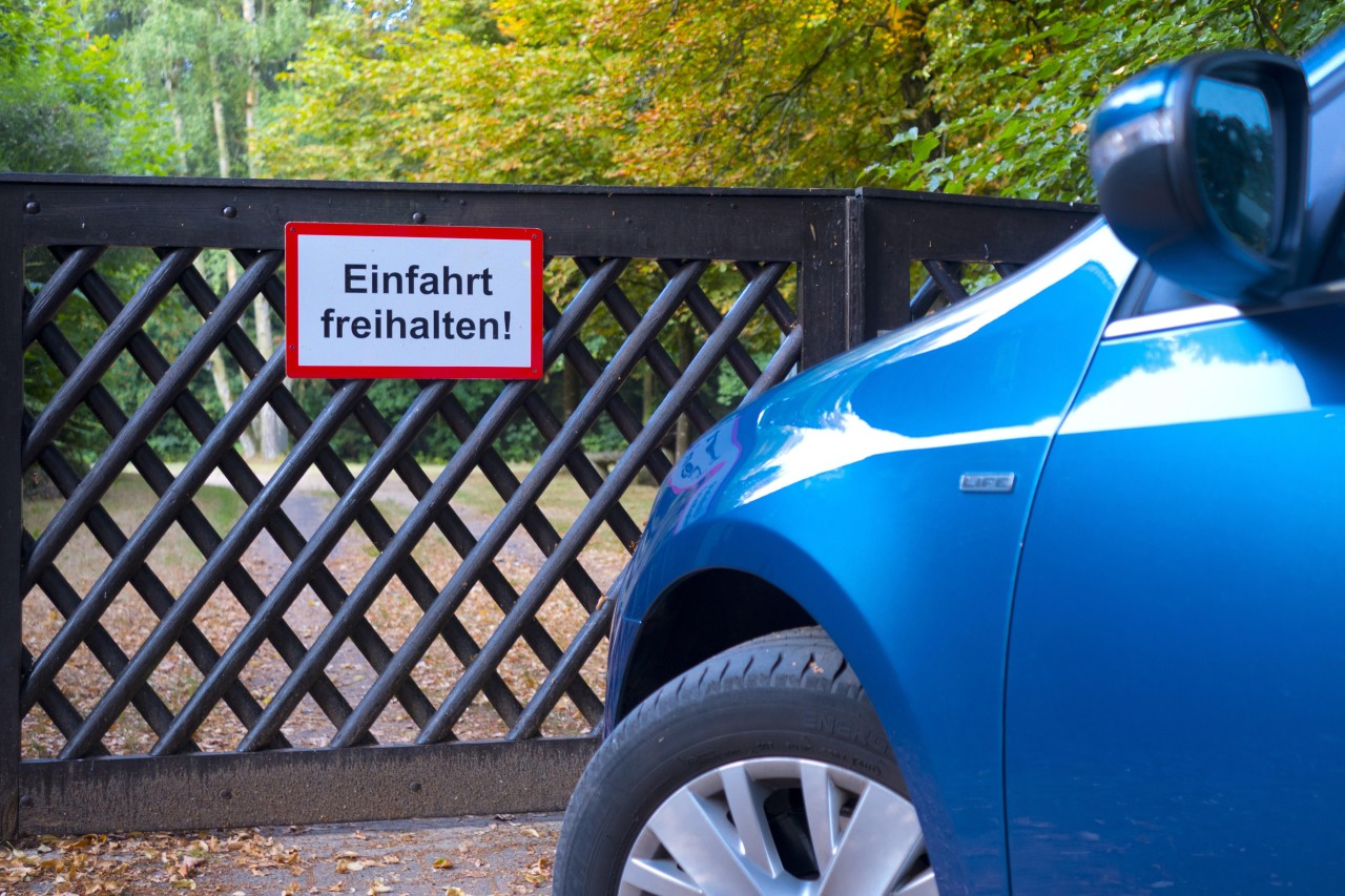 Eine Frau aus Bremen beschwerte sich bei der Polizei über ihre zugeparkte Einfahrt (Symbolbild).