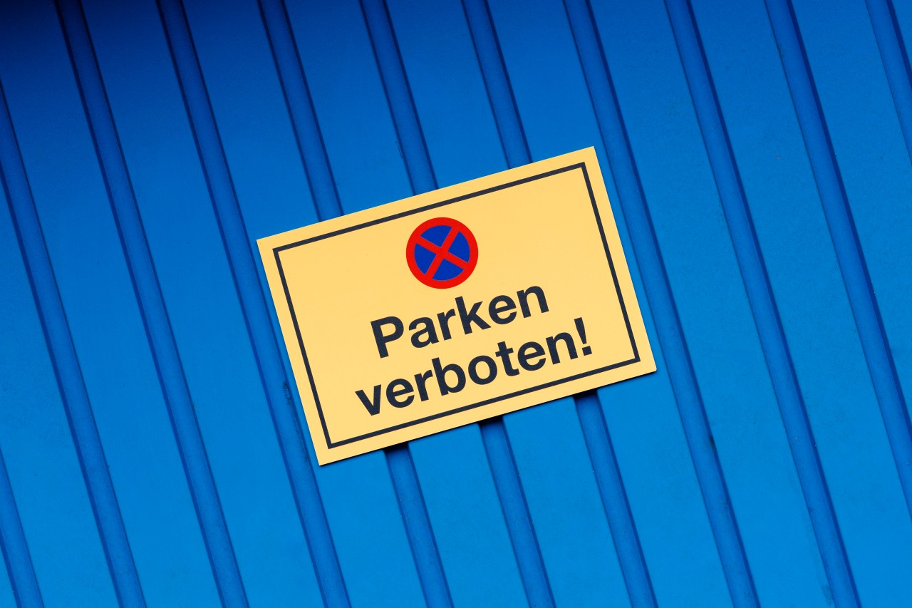 Bremen: Eine Anwohnerin beklagte sich über eine zugeparkte Einfahrt. Als die Polizei dazukam, stellten sich gleich mehrere, erstaunliche Dinge heraus (Symbolbild).