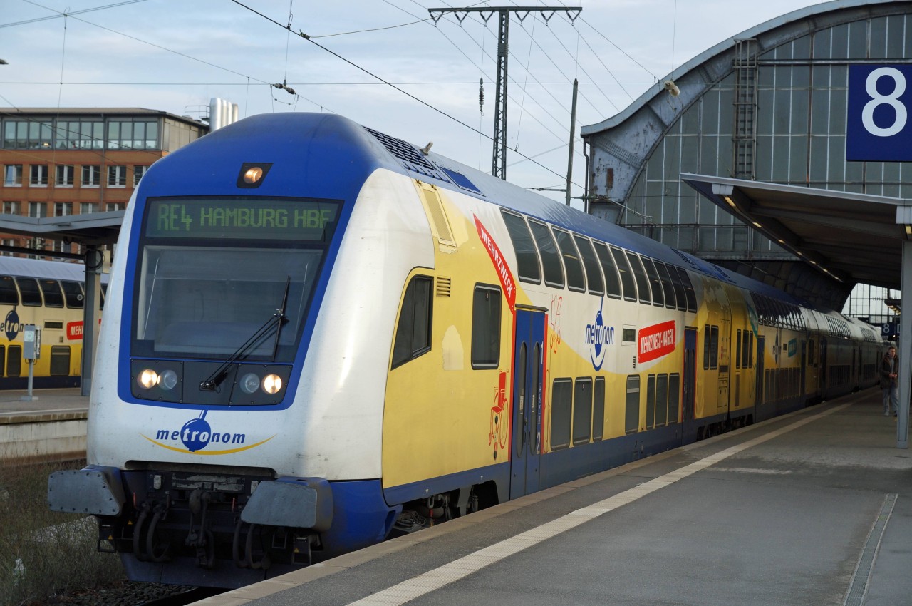 Ein Metronom-Zug im Hauptbahnhof von Bremen.