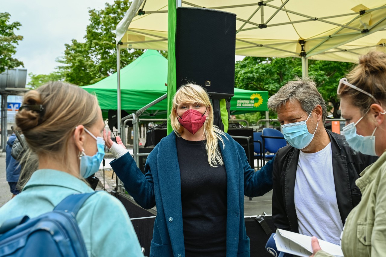 Grünen-Kandidatin Luise Amtsberg (m.) aus Kiel liegt nach ersten Zahlen sehr gut im Rennen.