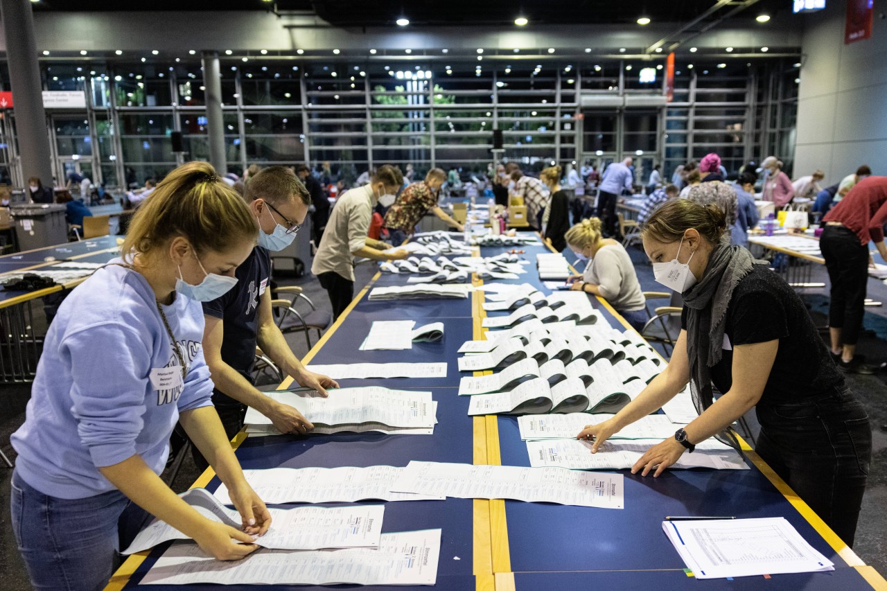 Stimmenauszählung bei der Bundestagswahl. In Lübeck wird es wohl einen klaren Sieger geben (Symbolfoto).