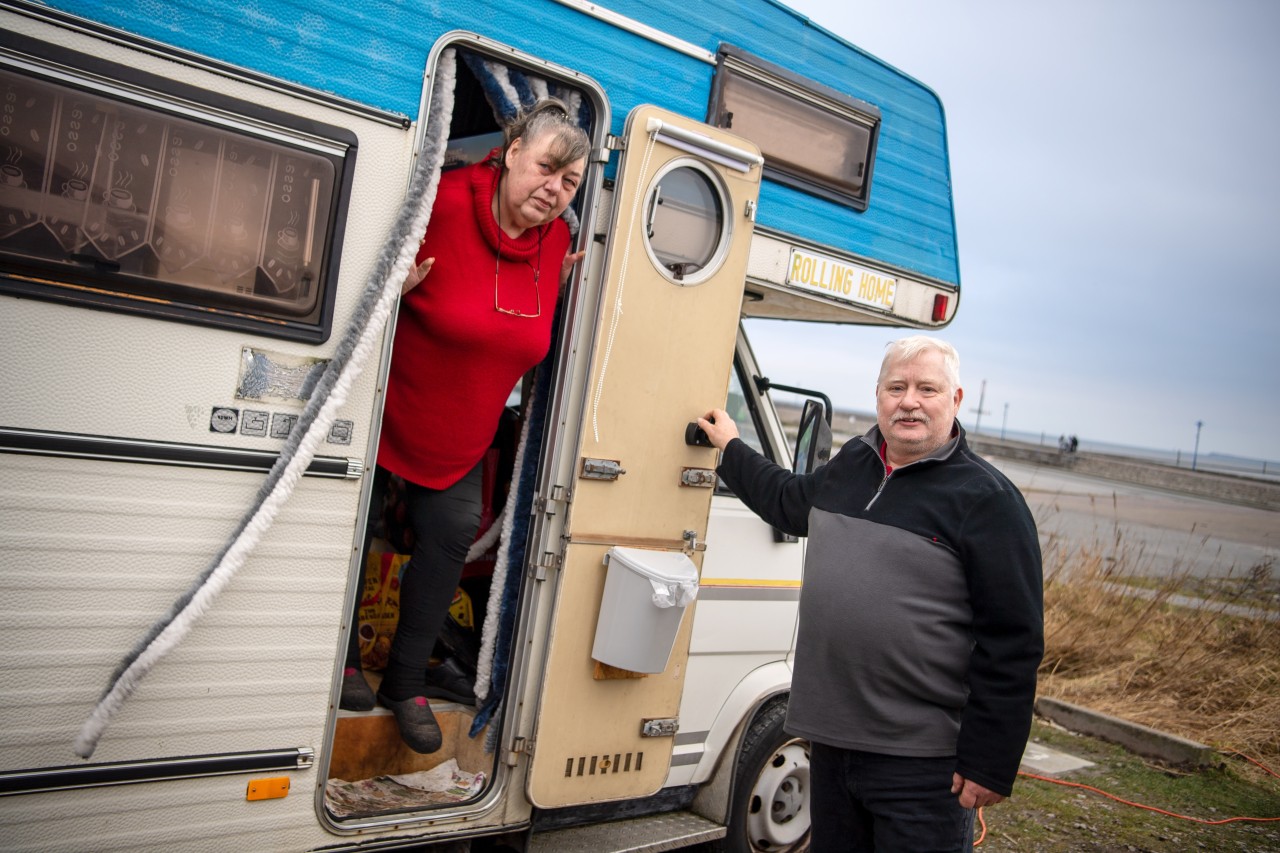 Wolfgang und Angelika Knoke  machen mit ihrem Wohnmobil Urlaub an der Nordseeküste – ganz freiwillig.