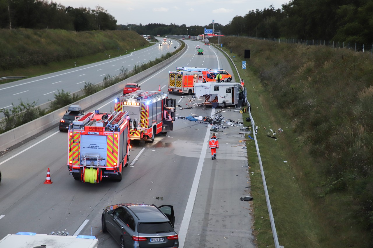 Das Camping-Gefährt wird bei dem Unfall regelrecht zerfetzt