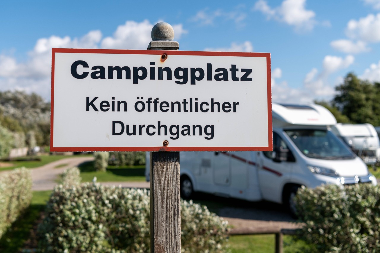 Camping-Wohnmobile an der Ostsee auf Rügen.