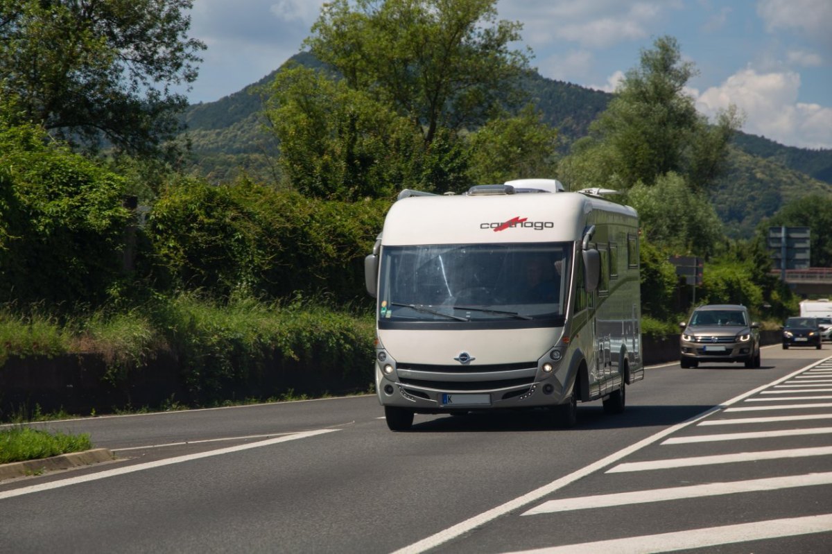 Camping Wohnmobil Autobahn.jpg