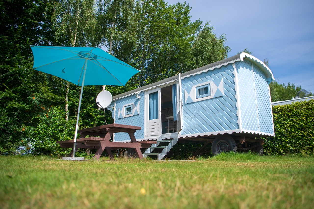 Ein Schäferwagen steht auf dem Campingplatz „Hümmlinger Land“. Die Unternehmer Stefan Adam und Holger Keuper aus dem Emsland haben ein Sharing-Portal fürs Camping gegründet.